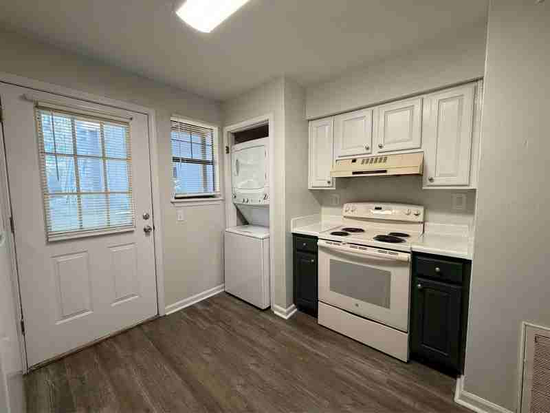 2347 Horne Ave #B - Photo 3 of 10