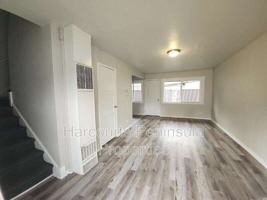 featured image of 2825 Ne Center St #7