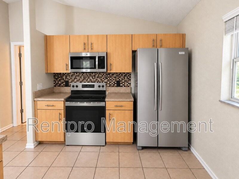 6184 Hollywood Ave - Photo 2 of 10