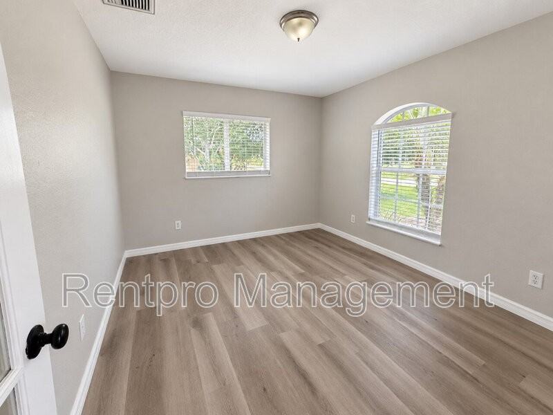 6184 Hollywood Ave - Photo 4 of 10