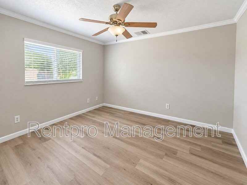 6184 Hollywood Ave - Photo 5 of 10
