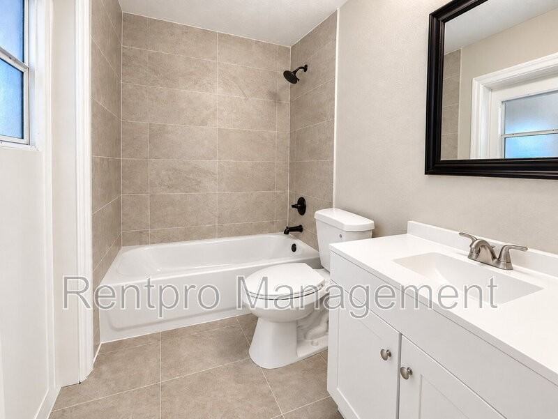 6184 Hollywood Ave - Photo 6 of 10