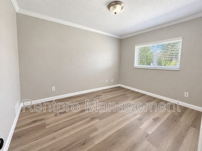 6184 Hollywood Ave - Photo 7 of 10