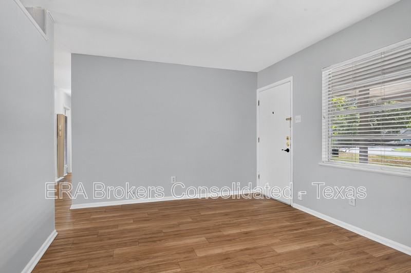 213 Aviation Ave - Photo 4 of 21