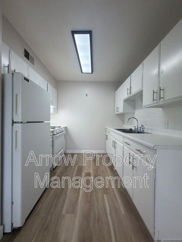 823 N 6th St - Photo 3 of 23