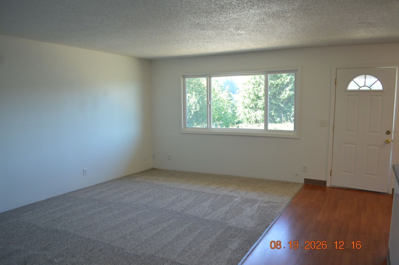 725 Northwest Pine Street - Photo 7 of 11
