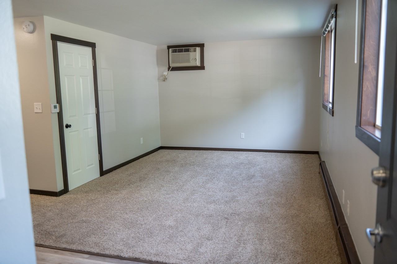 405 East 6th Street - Photo 4 of 10