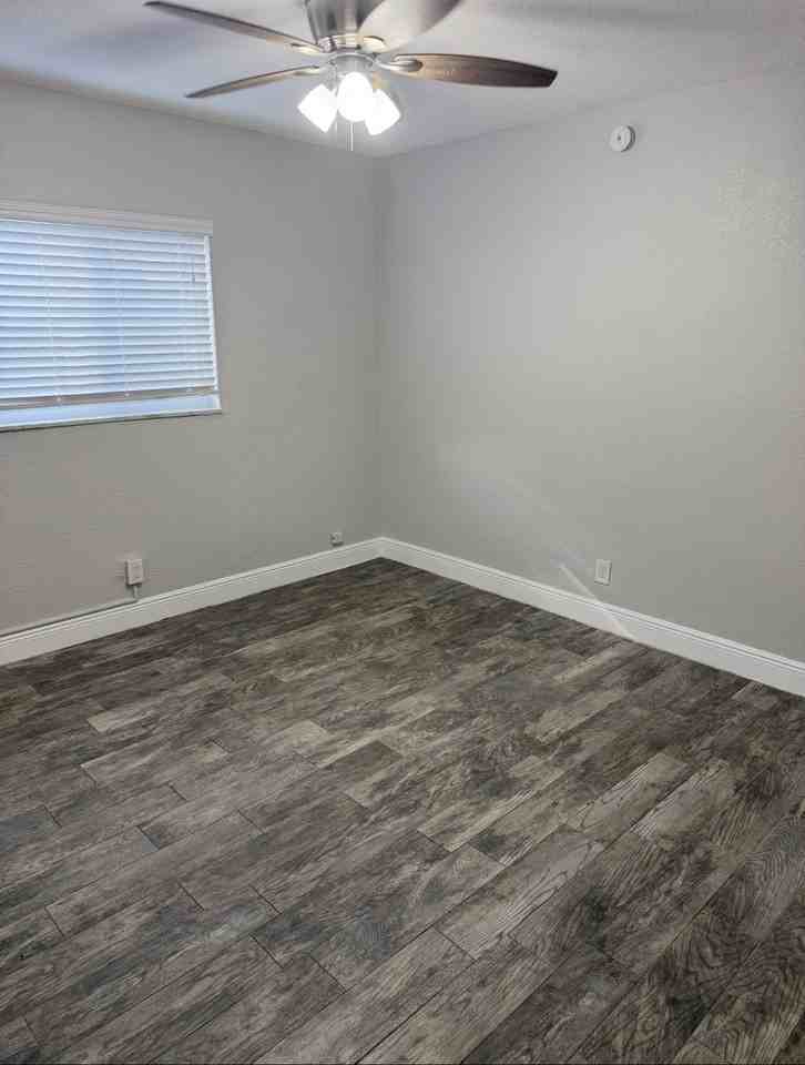 800 NE 14TH PL - Photo 4 of 6