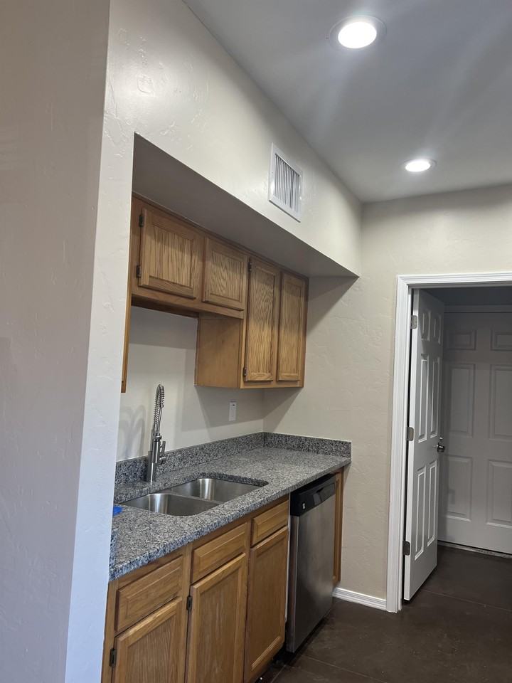 1485 // 3865 N Tyndall Ave #2 - Photo 6 of 7