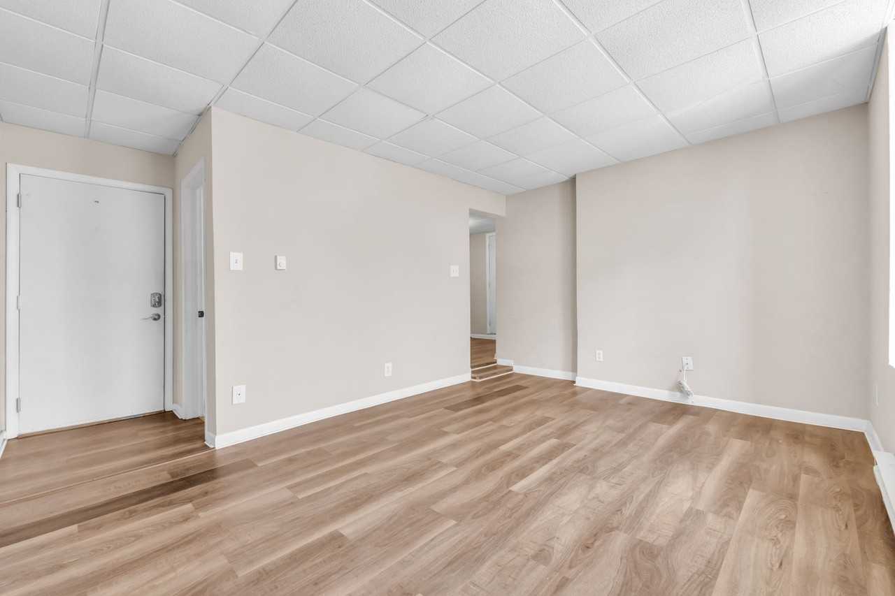 439 W Walnut St - Photo 2 of 10