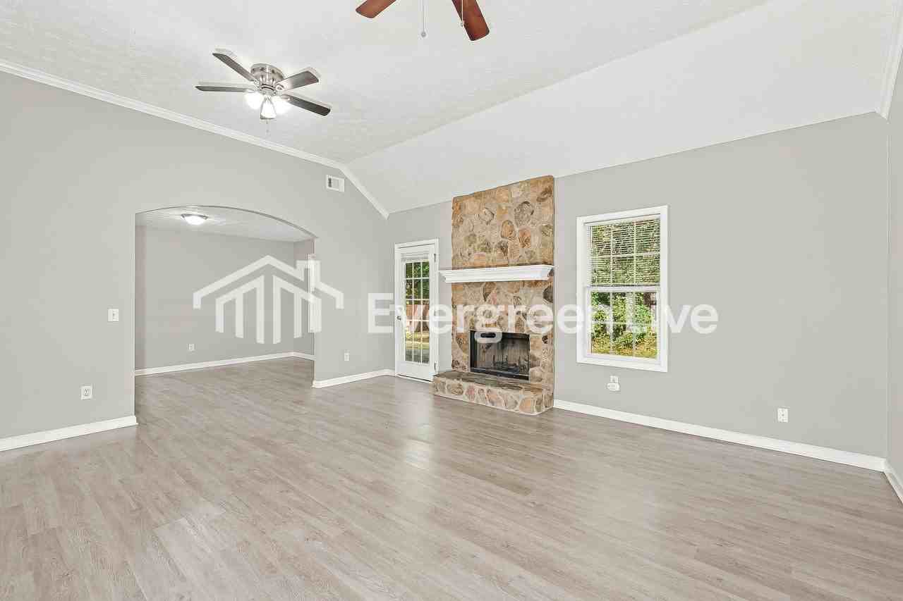 513 Greenfield Dr - Photo 2 of 14
