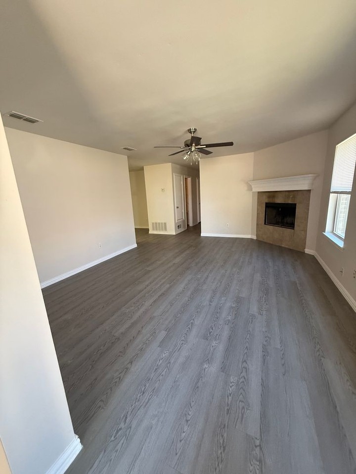 1010 Jameson St - Photo 2 of 10