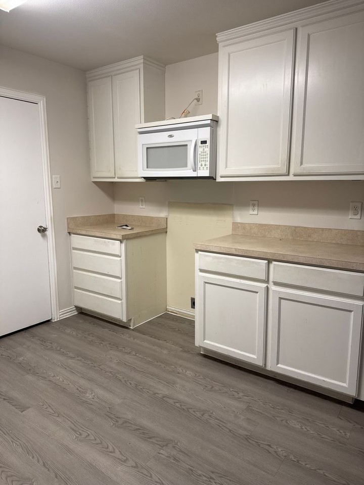 1010 Jameson St - Photo 3 of 10