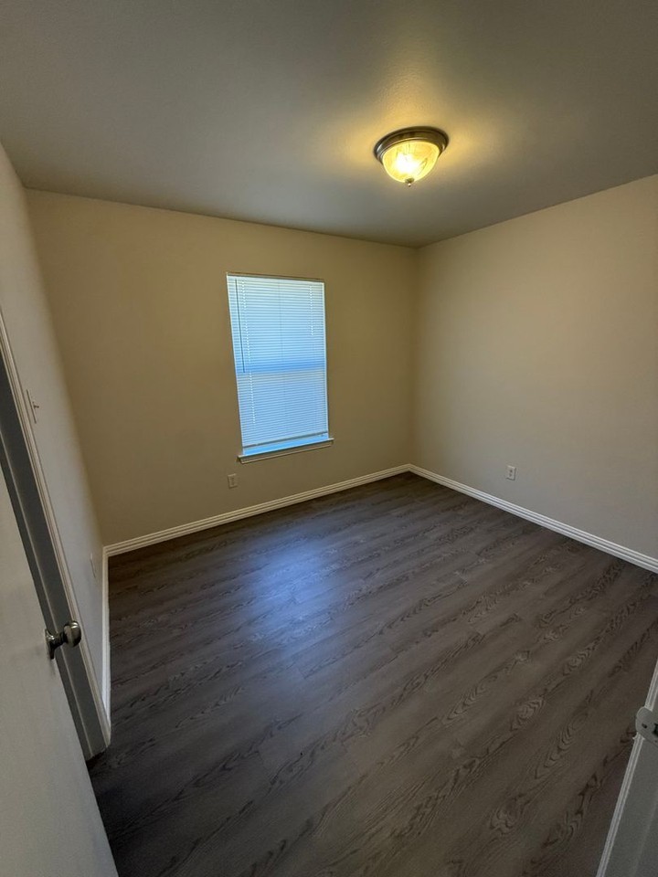 1010 Jameson St - Photo 6 of 10