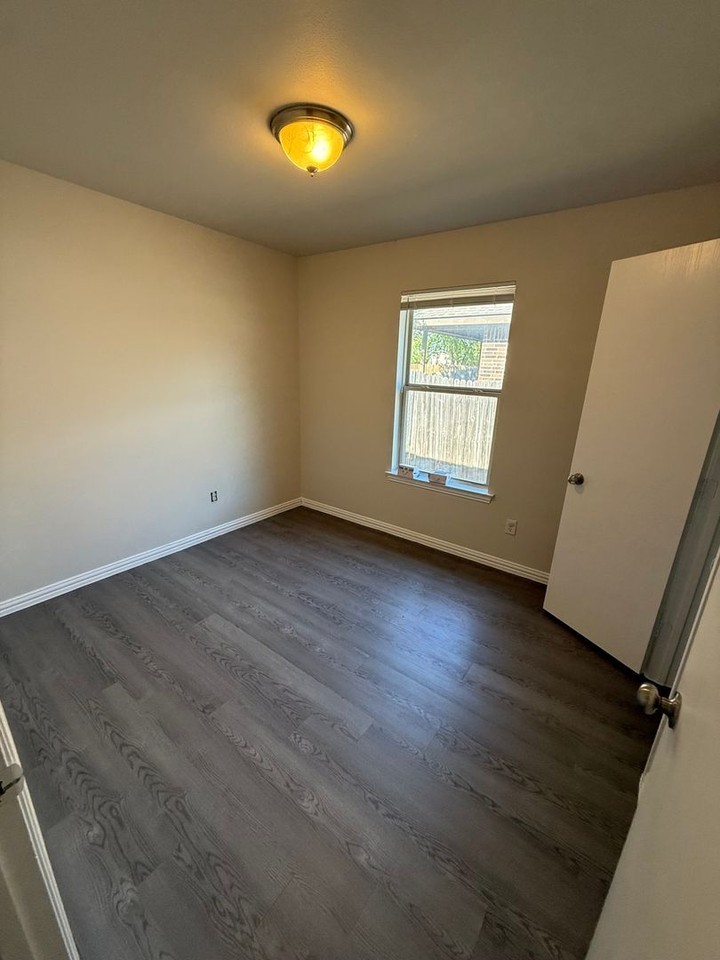 1010 Jameson St - Photo 7 of 10