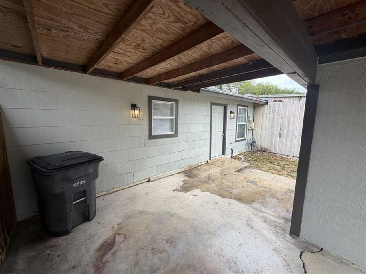 5523 Little Creek St - Photo 2 of 20