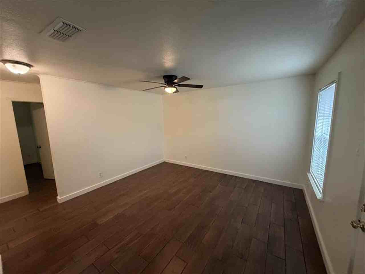 5523 Little Creek St - Photo 3 of 20