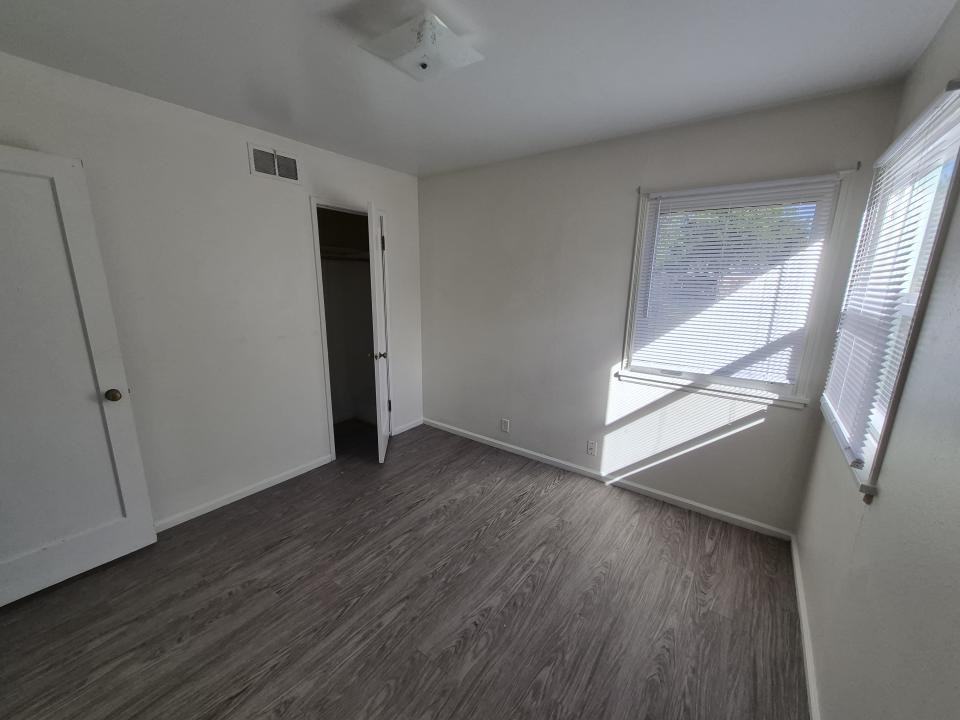 1415 Avenue B - Photo 4 of 10