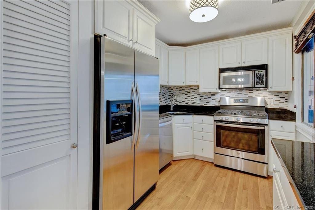 17 Greenbriar Dr - Photo 3 of 5