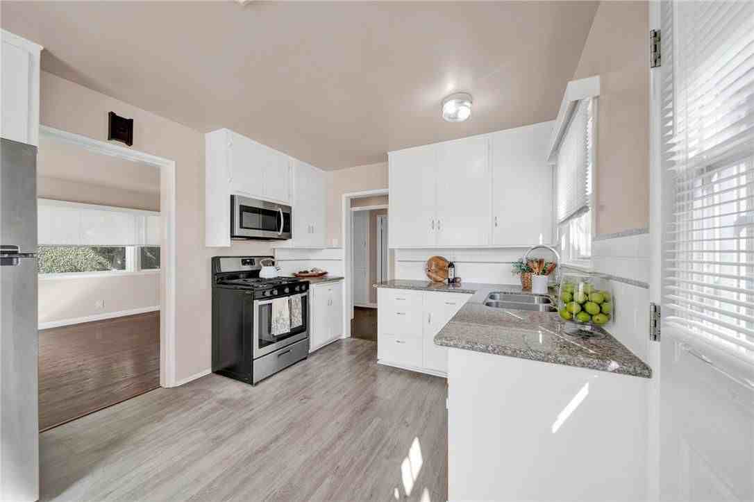 240 N Shamrock Ave - Photo 4 of 17
