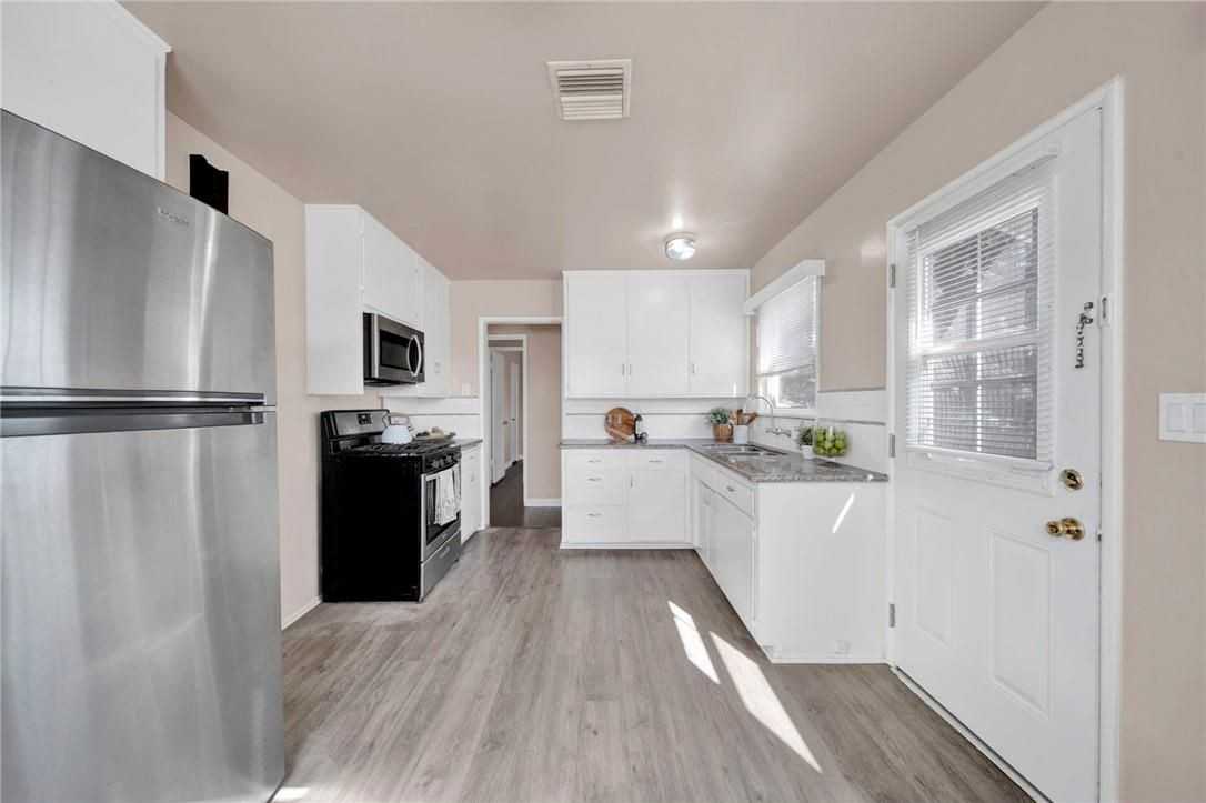 240 N Shamrock Ave - Photo 5 of 17