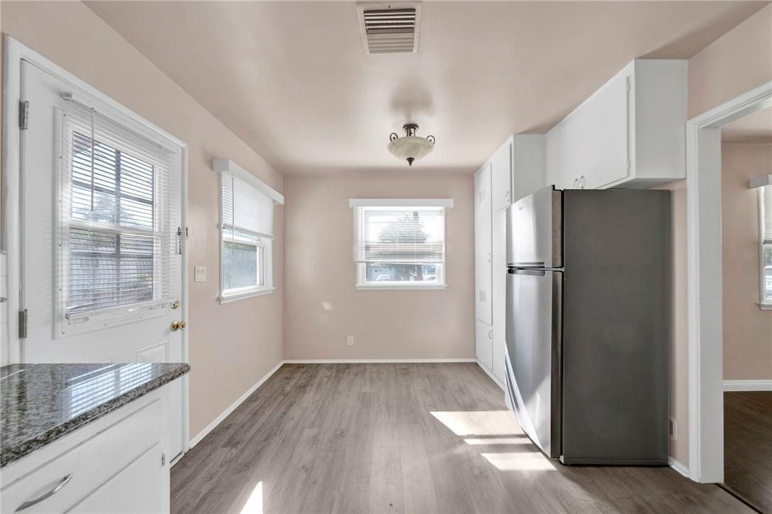 240 N Shamrock Ave - Photo 6 of 17