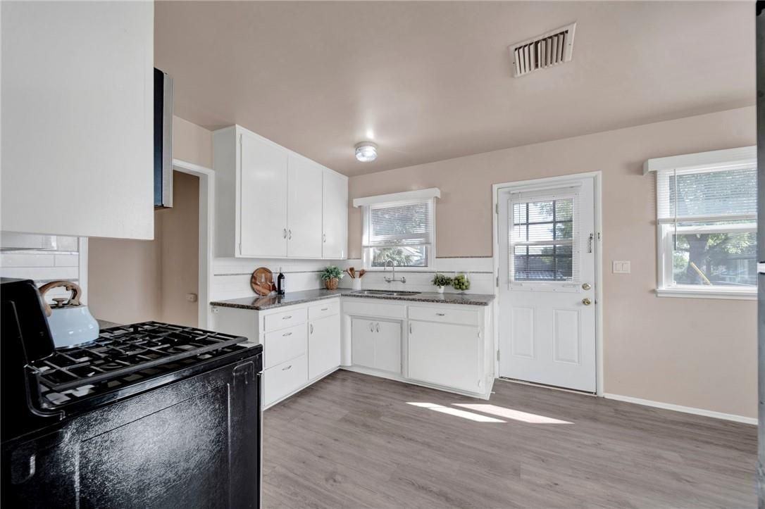 240 N Shamrock Ave - Photo 7 of 17