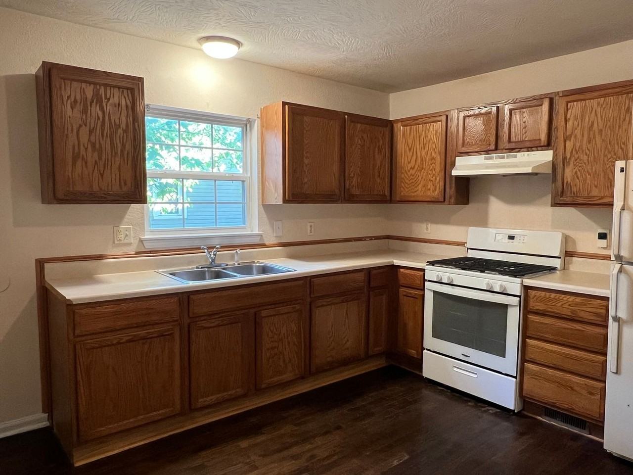 1352 N Sherman Ave - Photo 3 of 8