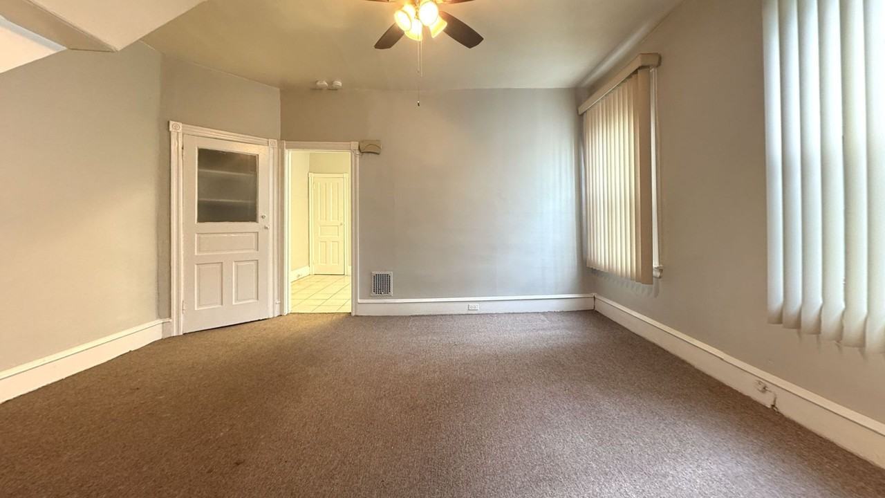 5652 Addison St - Photo 5 of 18