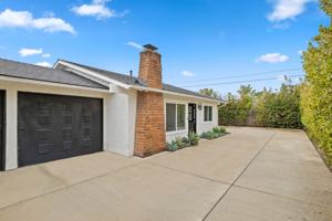 featured image of 361 E 18th St
