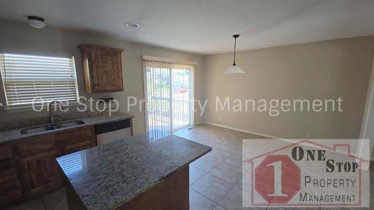 798 Logan Ave - Photo 7 of 28