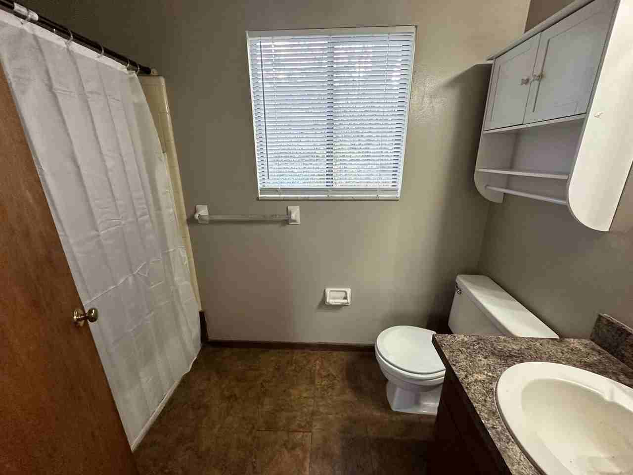 569 Oakland Ave E Apt A - Photo 3 of 5