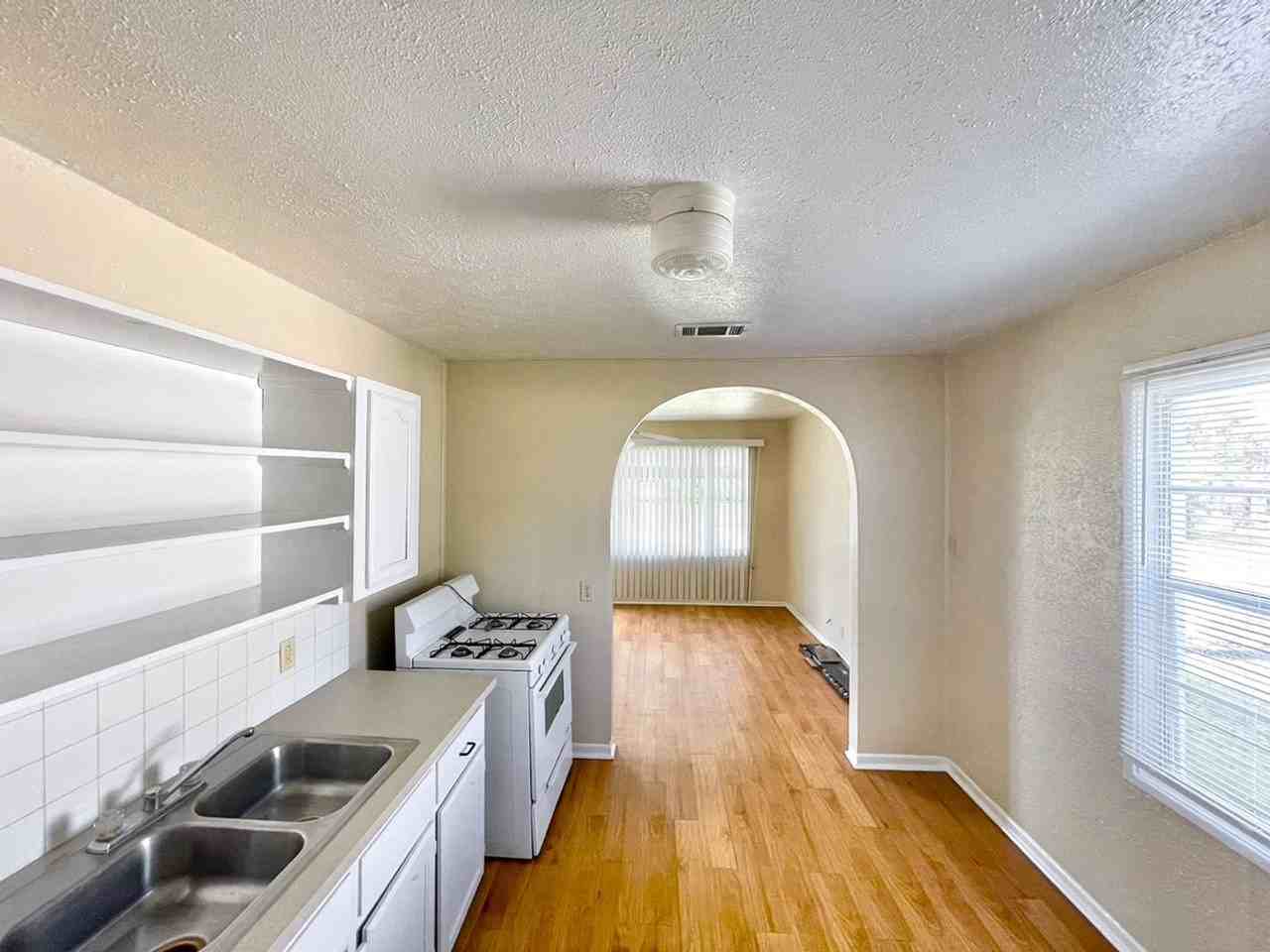 307 Collins Ave - Photo 3 of 11