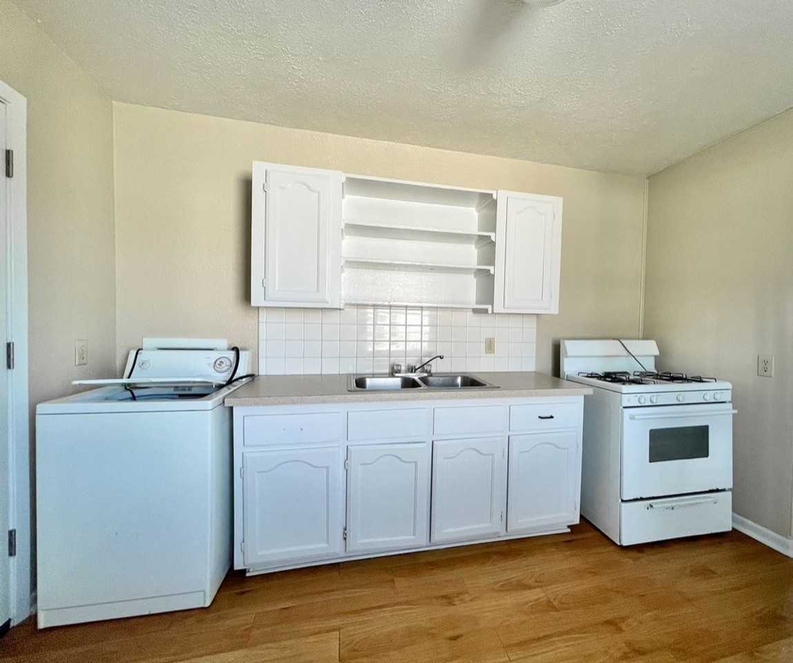 307 Collins Ave - Photo 4 of 11