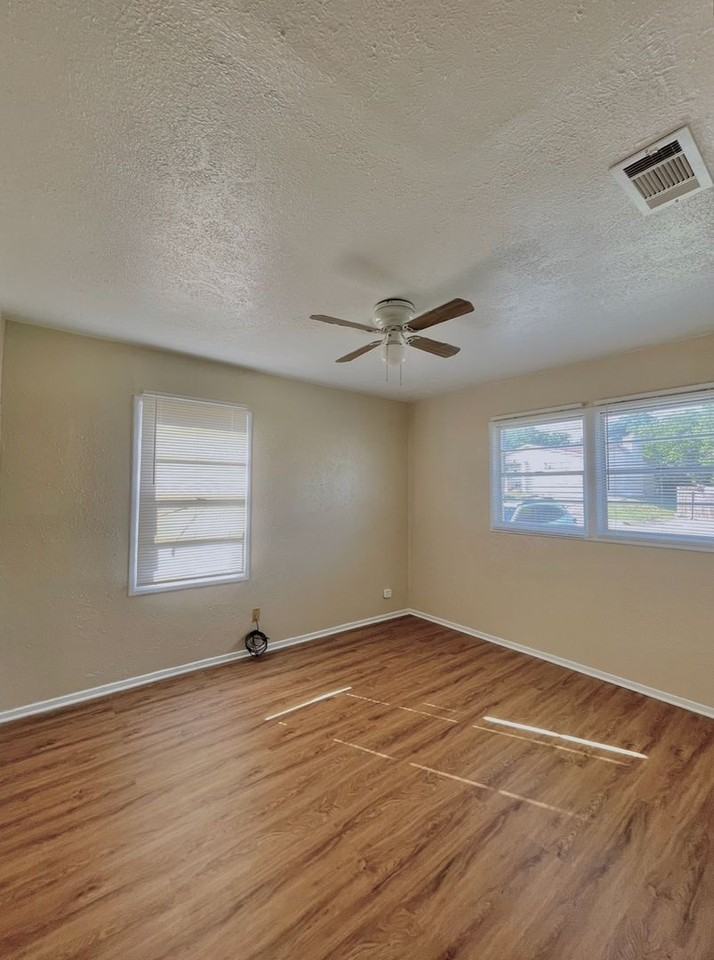 307 Collins Ave - Photo 6 of 11