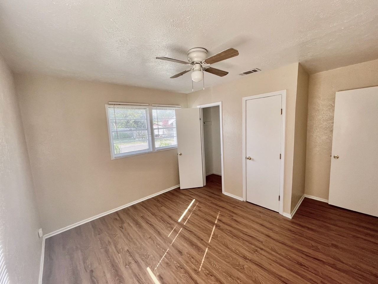 307 Collins Ave - Photo 7 of 11