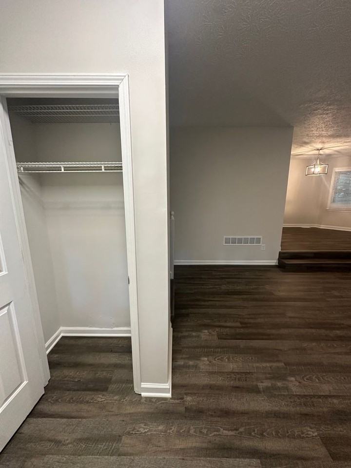 810 Victoria Pl - Photo 3 of 26