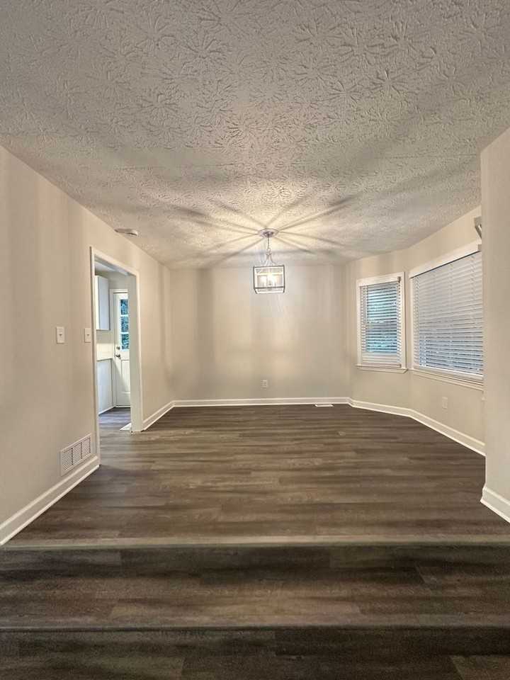 810 Victoria Pl - Photo 4 of 26