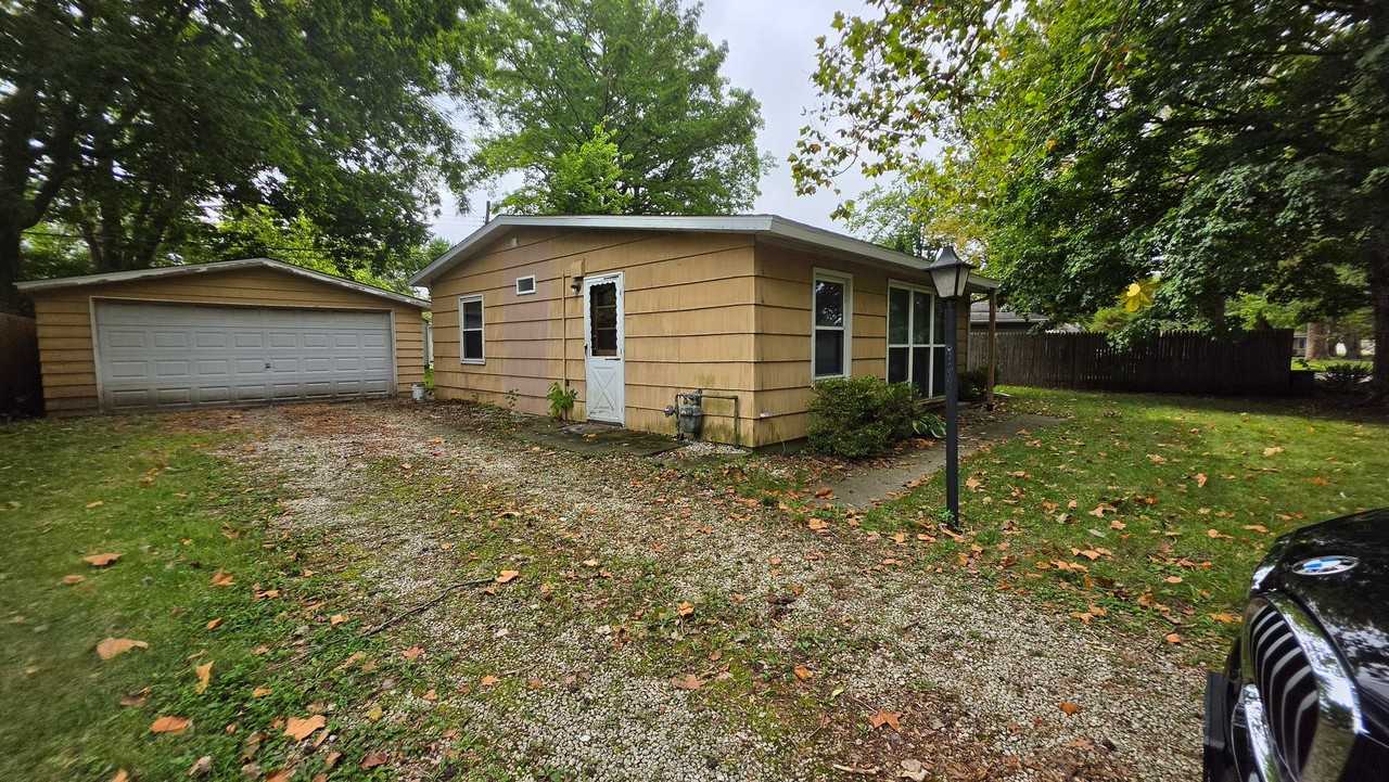 1418 Hollycrest Dr - Photo 2 of 12