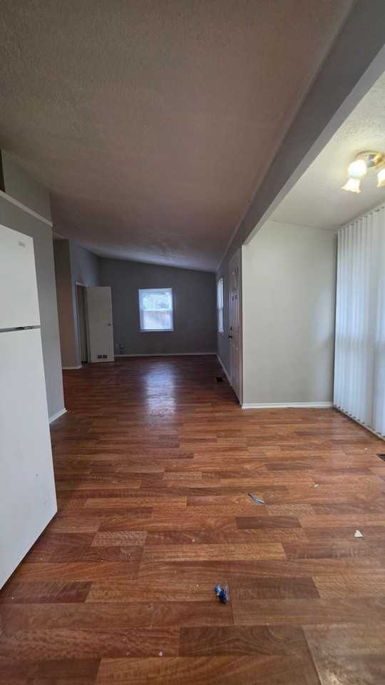1418 Hollycrest Dr - Photo 3 of 12