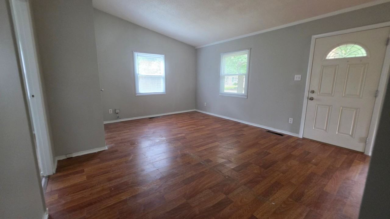 1418 Hollycrest Dr - Photo 4 of 12