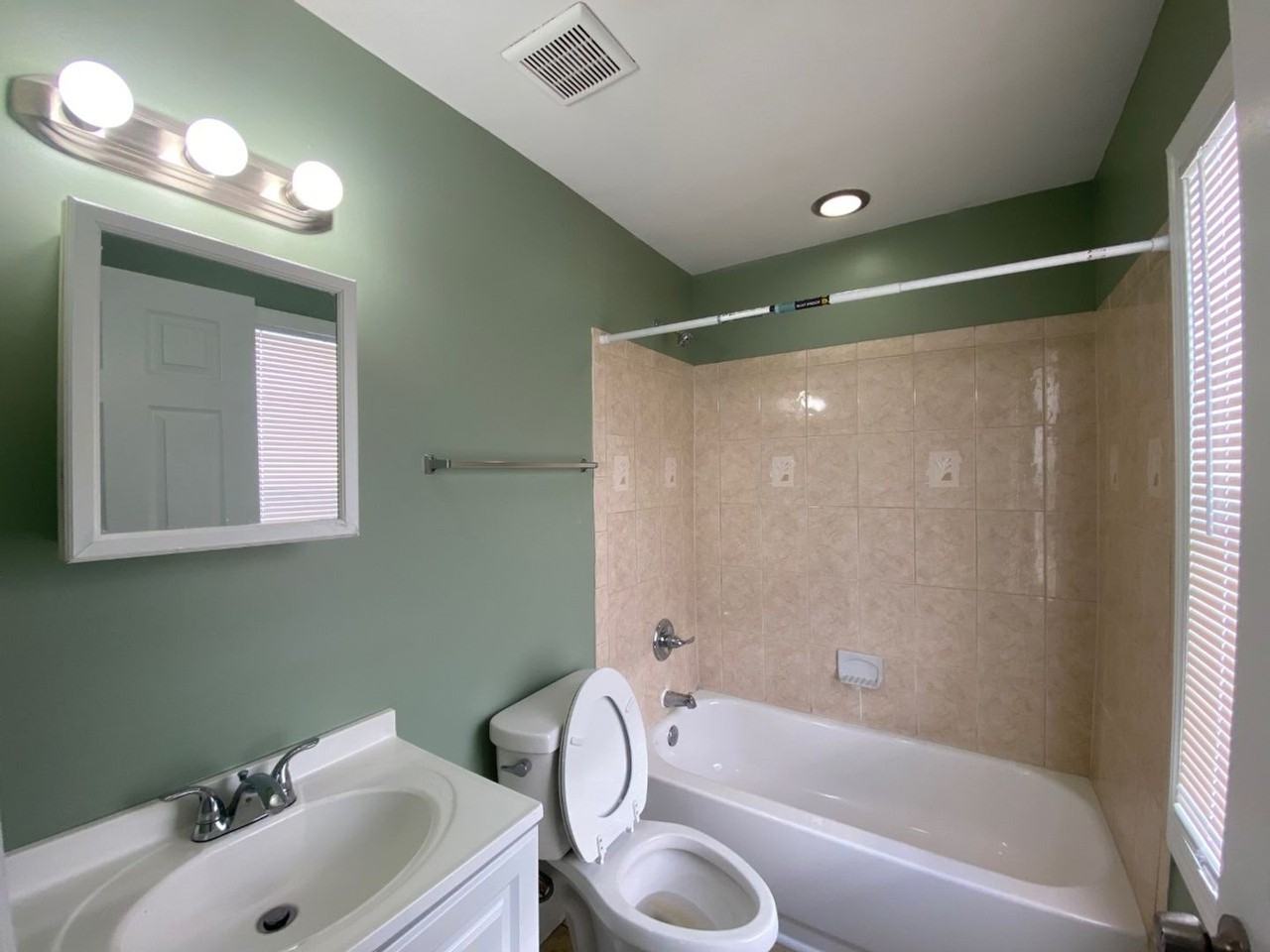 1619 Rutland Ave - Photo 4 of 10