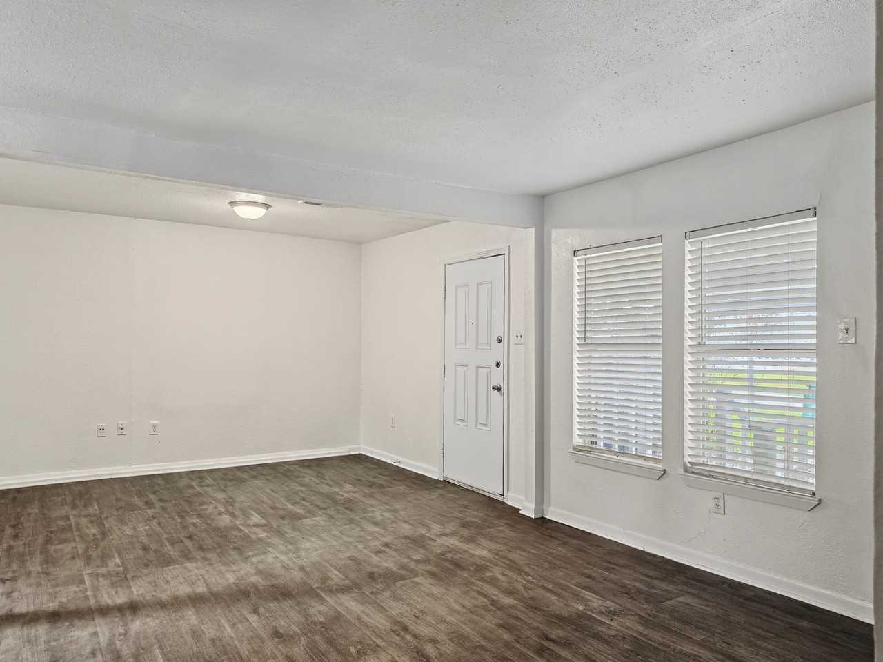 4114 Clover St - Photo 4 of 15