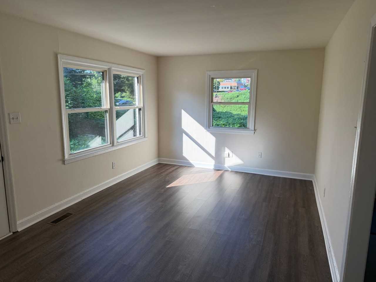 1520 Effingham Rd - Photo 2 of 8
