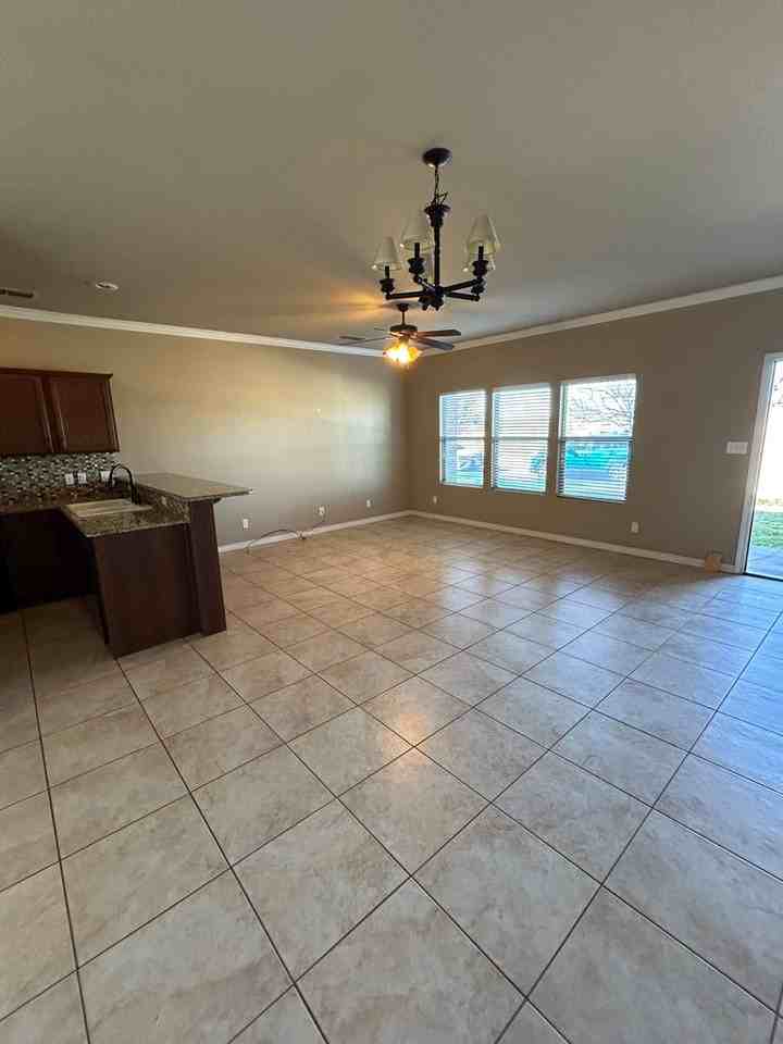 7260 Manford Ln - Photo 4 of 13