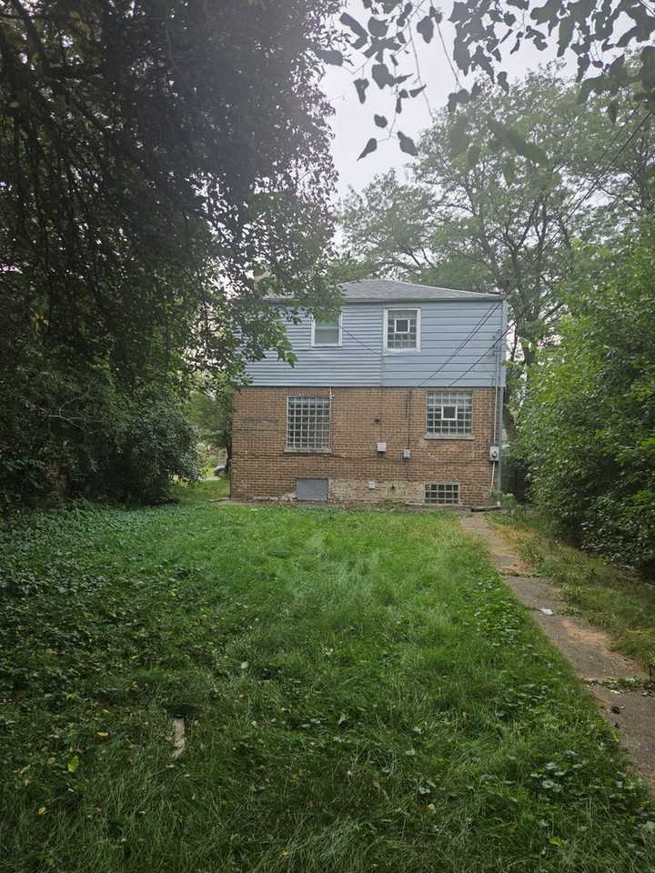 9911 S Paxton Ave - Photo 2 of 21