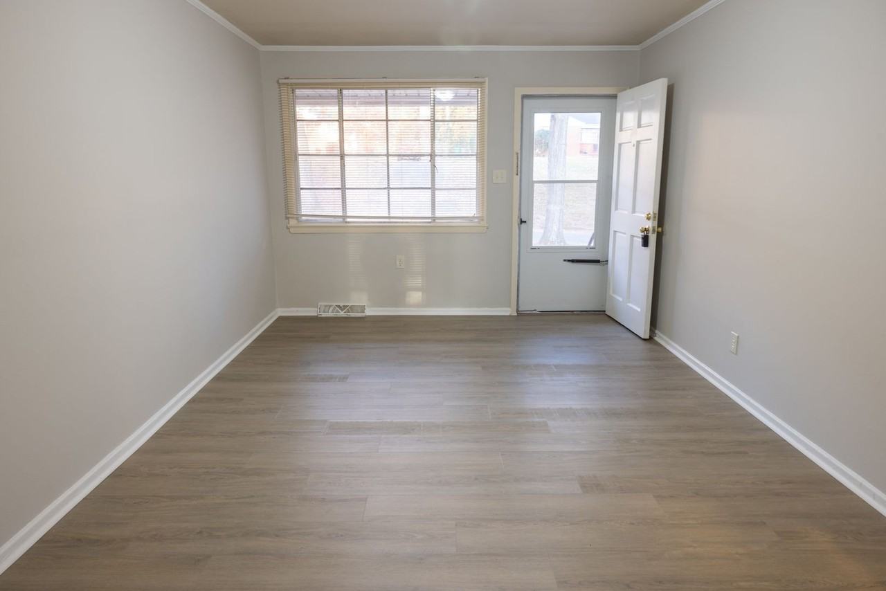 1911 Manteo Ct - Photo 2 of 11