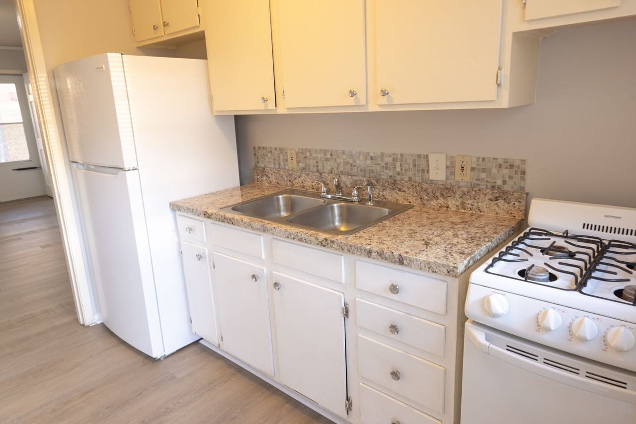 1911 Manteo Ct - Photo 3 of 11