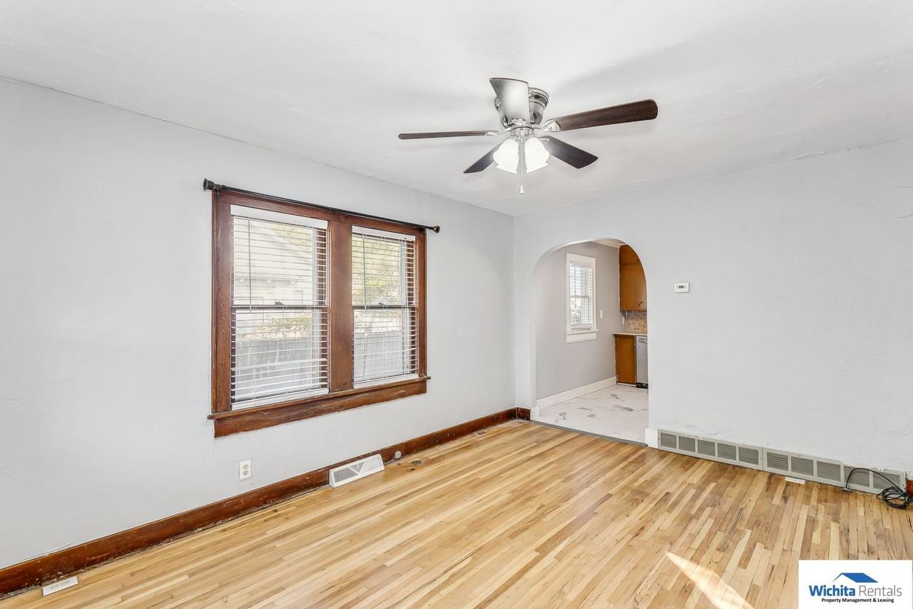 316 S Saint Paul St - Photo 3 of 15