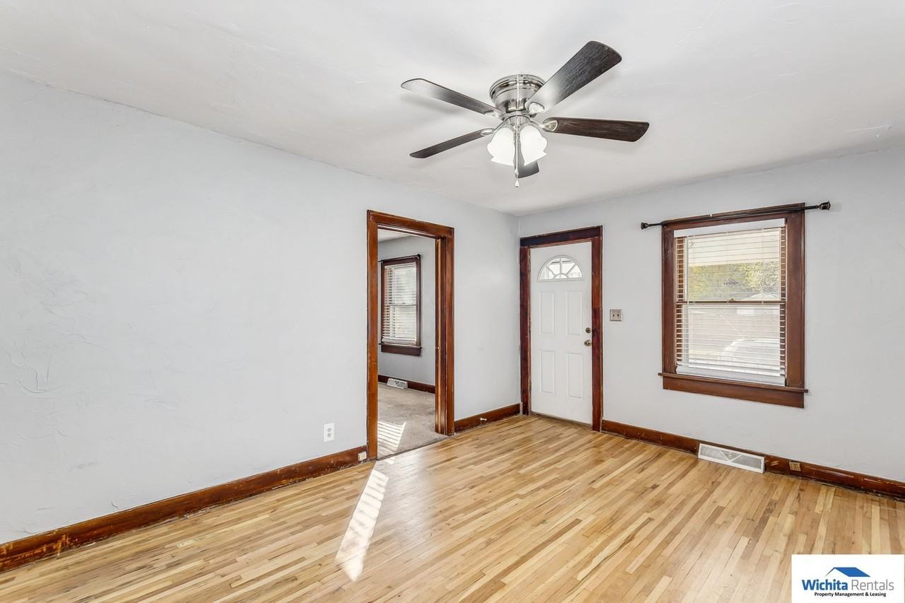 316 S Saint Paul St - Photo 4 of 15